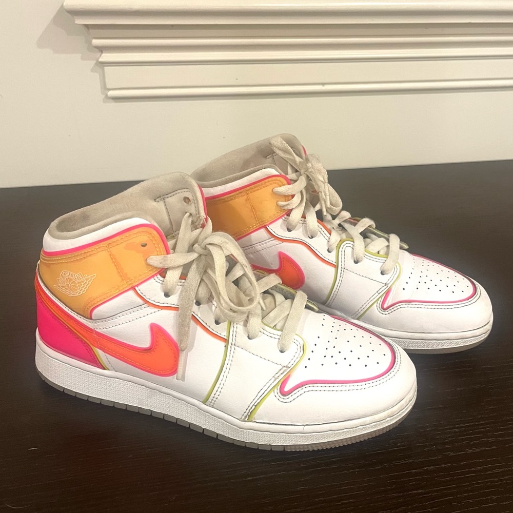 Nike Jordan 1 Mid ‘Edge Glow’ size 7Y